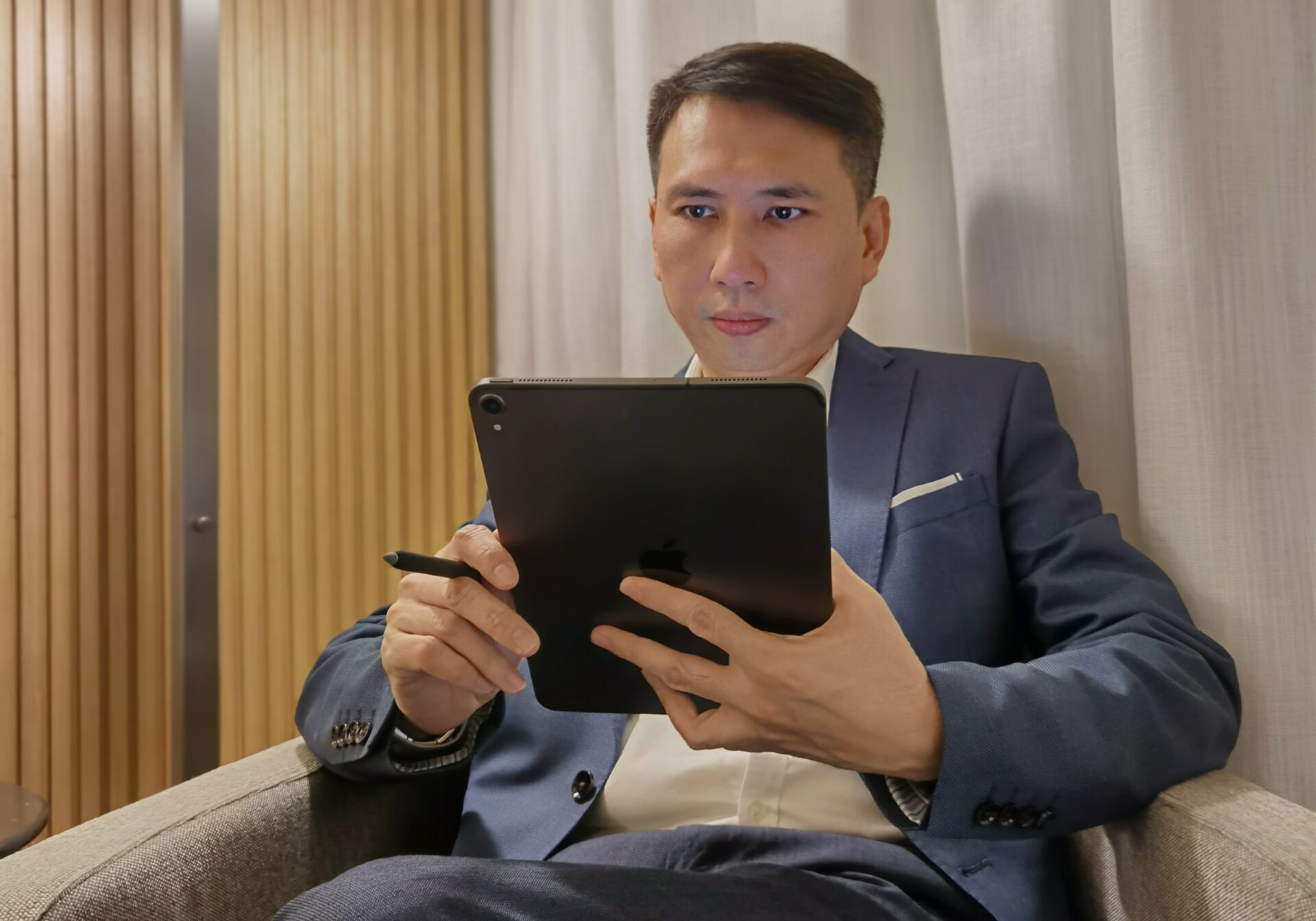 Joe MBS Sit Ipad Joe MBS Sit Ipad
